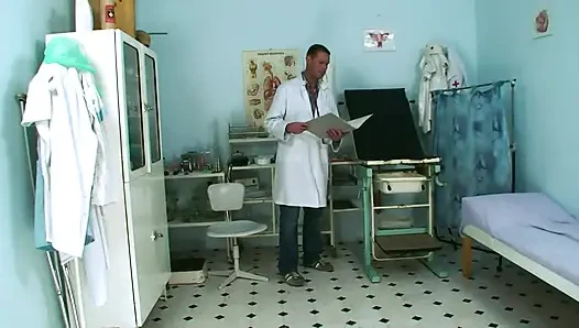 Doktorunda azıyor ve kendini hastanın yatağında siktiriyor