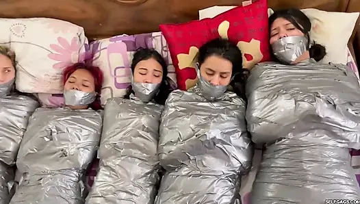 5 mumyalanmış kız boğuşuyor ve ağzı tıkalı!