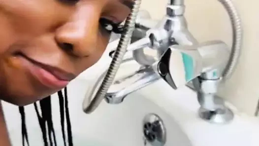 Seksi azgın sürtük banyo yaptı ve sonunda kendini sikiyor