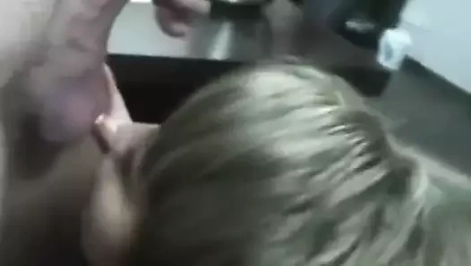 Sidik sürtük ağzına çişin altın akışını alır