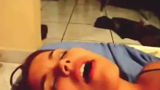 Hintli kız, erkek arkadaşı tarafından seksi görüntülü arama