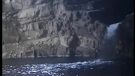 Adam bu güzel beyaz sürtüğün göt deliğini dolduruyor