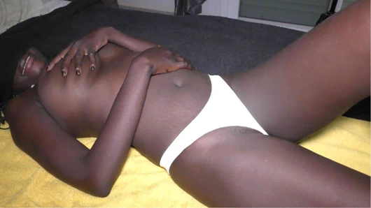 Bolca dölle siyah amcığı sömürgeleştiriyor