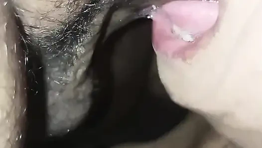 Penisini boğazından çıkarmadan emdi, sadece tamamen yumuşakken durdu.