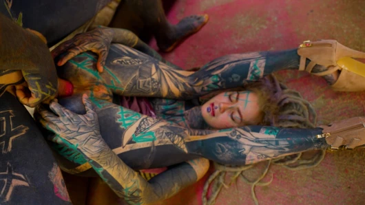 Seksi alt dreadhead kız götüyle büyük bir yarağa biniyor