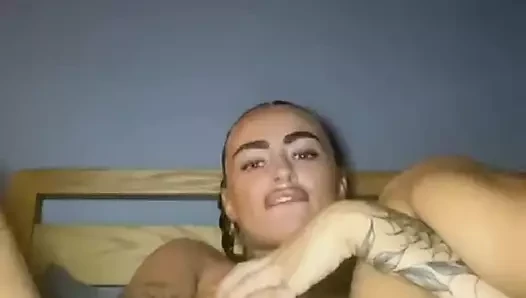 Sürtük genç gotik boşalana kadar kendini sert parmaklıyor
