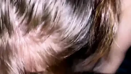 Testislerini yalayarak vahşi bir şekilde emmek