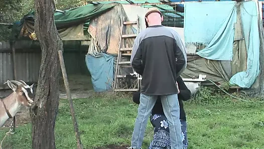 İki ateşli kadın üçlü sekste bir yarağı paylaşıyor