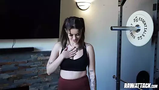 Çarpıcı yuvarlak memeli bella luna yoğun spor salonunda sert seks yapıyor