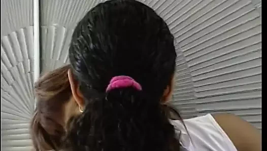 Harika götlü tombul zenci kadın sikişiyor ve sonra buharlı domalarak sikişiyor