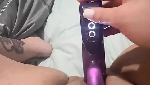 İri güzel kadın boşalana kadar mor dildoyla sikişiyor