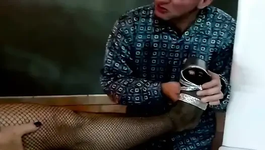 Büyük memeli Fransız sarışın genç erkek avcısı sert sikiliyor