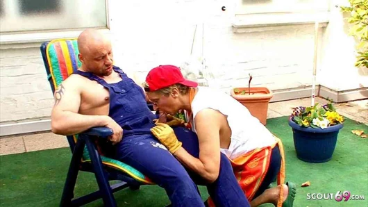 Alman büyükanne ile büyük göğüsler baştan için sikme içinde ona bahçe