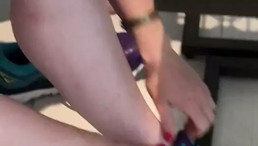 Gf spor kulübü için koşu ayakkabılarını giyiyor