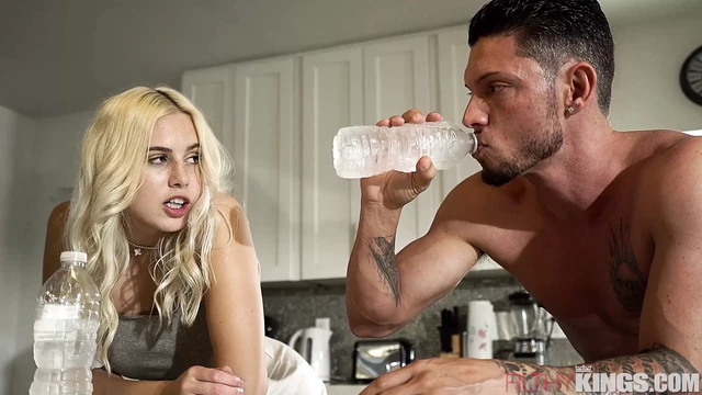 Думаю о своем отчиме, вместо этого трахая меня