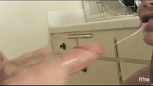 Azgın esmer bebek mutfakta sikiliyor