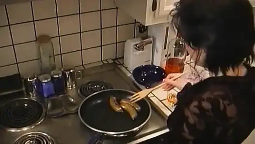 Azgın esmerin mutfak oral macerası