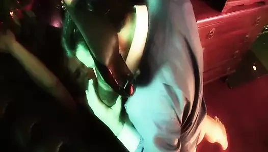 Sarışın hatun yerde deneyimli bir adam tarafından amını yalatıyor ve pompalıyor