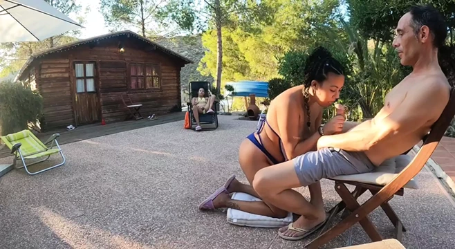 Harika bir sakso çekmek için yarağımı kız arkadaşıma ve en iyi arkadaşına gösteriyorum