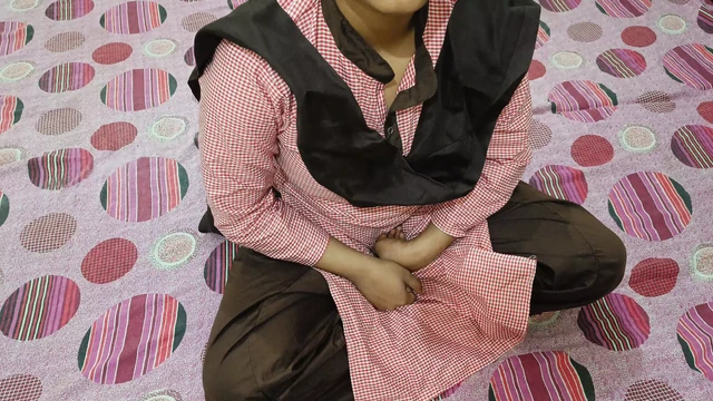 Hintli üniversiteli üvey erkek kardeş üvey kız kardeşiyle çorapla sikişiyor ve badroom'da sikişiyor ve Hintçe döllemeli seks