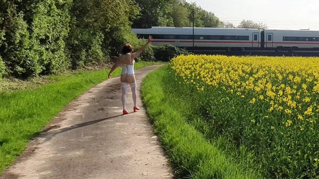 Meşgul demiryolunda iç çamaşırlı çıplak