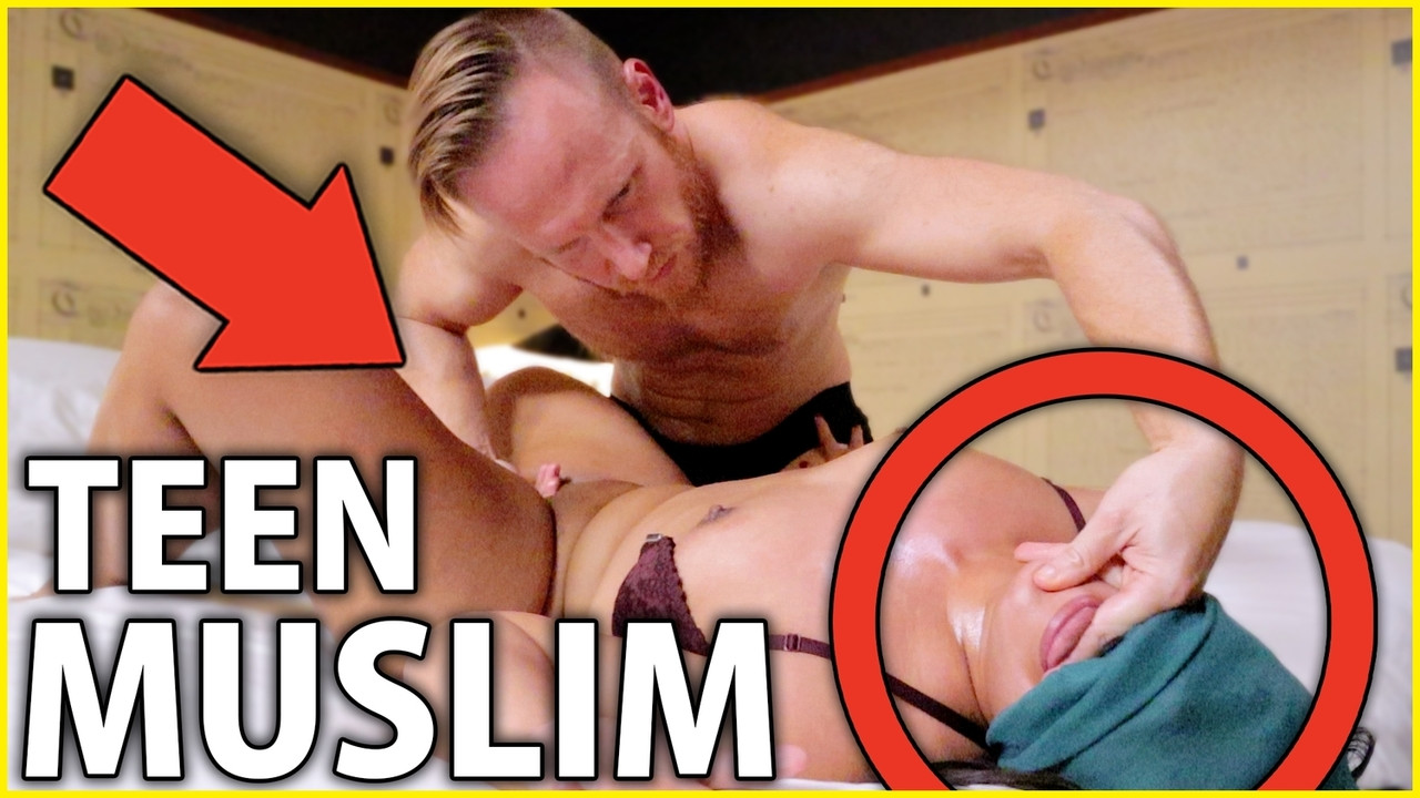 Gürültülü müslüman sikik oyuncak boğuldu ve kullanıldı.. fışkırtma! (singapur)