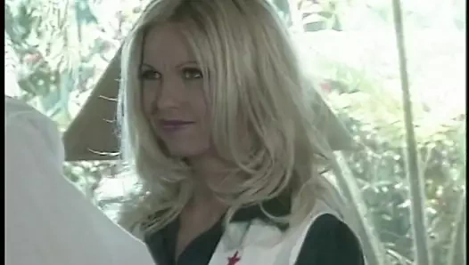 Birkaç parlak sarışınlar birlikte sik yutmak cum emme sırayla alıyor