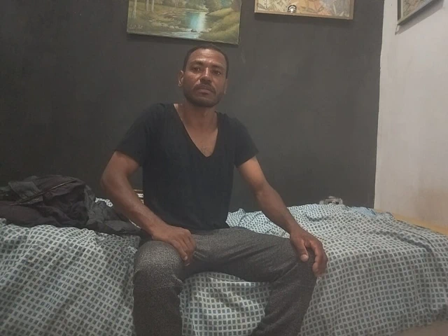 Ateşli esmer yatak odasında mastürbasyon yapıyor