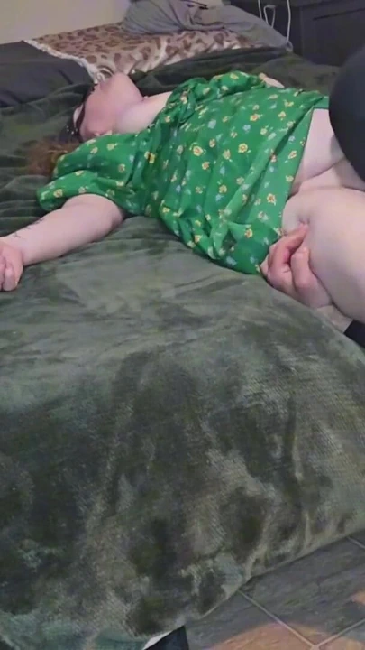 Ginger'ın kırmızı parmakları ve pembe amcığı | Klip 2