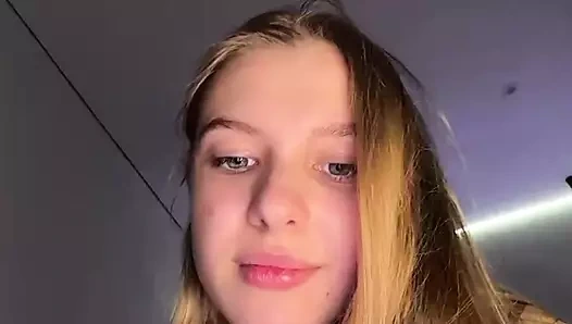 Fışkırtarak yakın çekim sıkı amcığını parmaklıyor