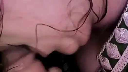 Ateşli orta yaşlı seksi kadın sakso ve domaltarak eğleniyor