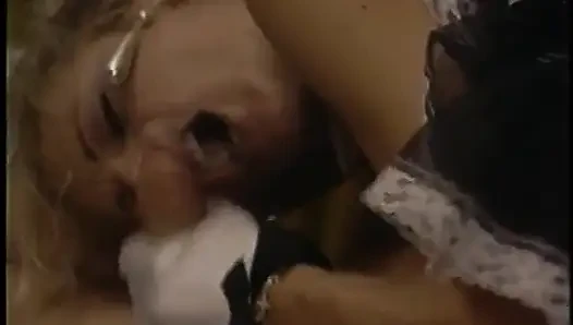 Hizmetçi kıyafeti içinde dik memeli ateşli sarışın emiyor ve iki yarak alıyor