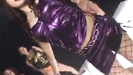 Japon kız mei disco gogo tek başına dans ediyor