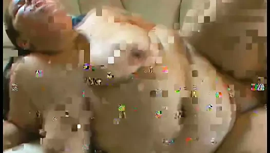 Yaşlı adam göğüslerini okşarken şişman hatunun amını sikiyor