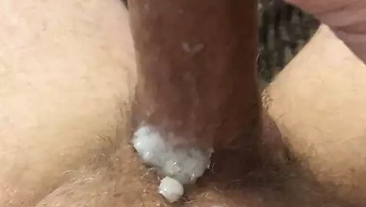 Bir oda arkadaşıyla birlikte kanepede, o olduğu zaman mastürbasyon yapıyor