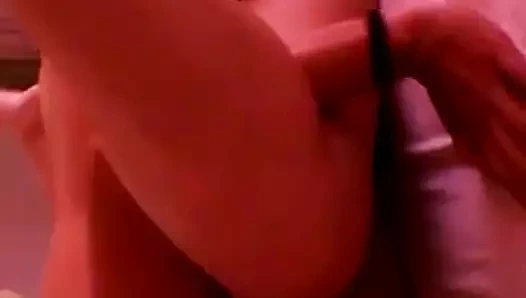 Duas gostosa se esfregando no frango assado