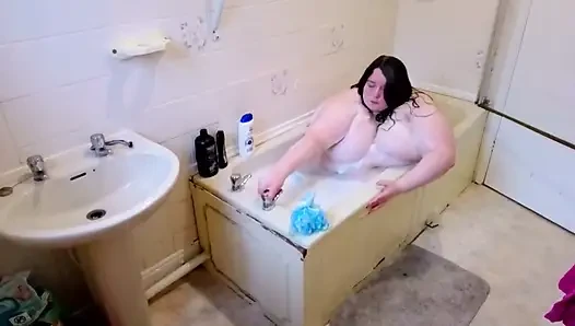 İri güzel kadın banyo yapmaya çalışır, sığabilir mi?