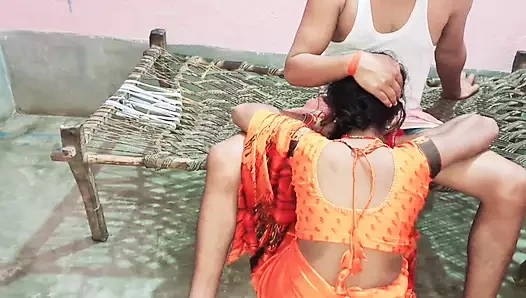 Hintli güzel Müslüman teyze üvey erkek kardeşi tarafından sikiliyor