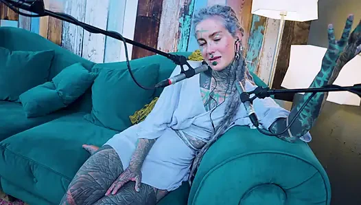 F hakkında konuşuyorum - korku - asmr podcast sfw konuşuyor gotik sıska kız dreadlocks dövmeli model dövmeli kız