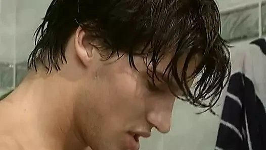 Çekici Alman sarışın çifte penetrasyon üçlü seks yapıyor