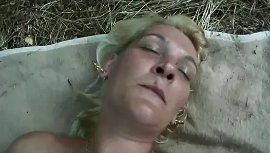 Oğlanlarla anneler! Yaşlı kadınlar ve genç erkekler sikişirken!