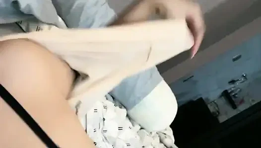 Endonezyalı popüler model soyunuyor