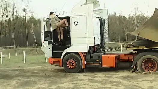 Sarışın Gina Wild sert istiyor, büyük yaraklarla sikişiyor ve boşalıyor