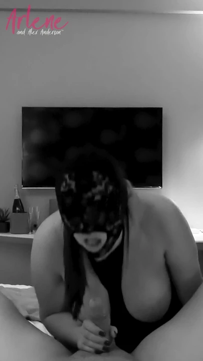 Незабываемый момент из "Быстрячки: минет в видео от первого лица, мастурбация с волшебной палочкой, и трах сисек с удаленными сценами"