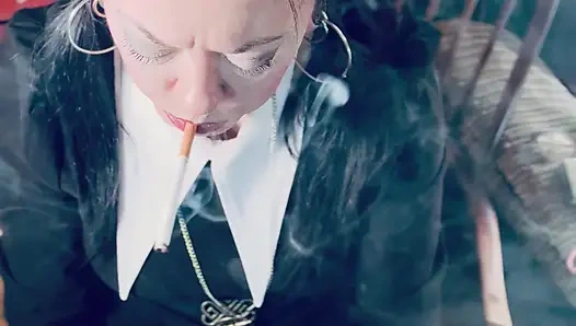 Wednesday addams, tina snua, chain saten eldivenle 2 sigara içiyor - sigara içen kadın sürükleniyor omi ome ucunu kuyruğuna sokuyor