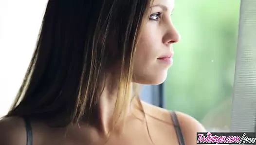 Twistys - Jenny appach, soğuk su içeceğine bakıyor