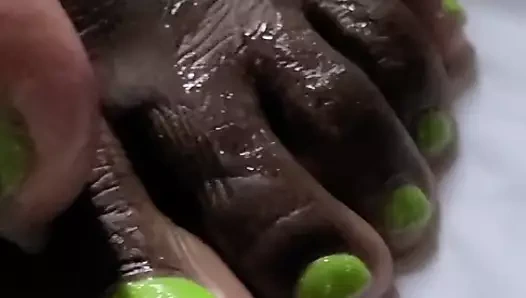 Işıltılı yeşil abanoz ayak parmakları (bölüm 1)