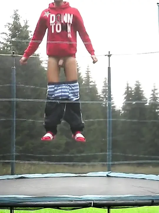 Genç kız kampta bir trambolinde eğlenmek için büyük yarağını gösteriyor