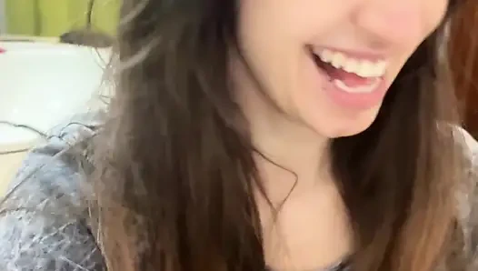 Yaramaz kız arkadaş görüntülü görüşmesi - erkek arkadaşımın boksörlerini azdırıyor (İspanyolca altyazılar)