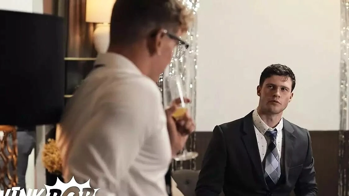 पॉल रात में अपने बॉयफ्रेंड फिन का लंड चूसता है और आधी रात तक वह फेलिक्स का लंड भी चूसता है - twink pop